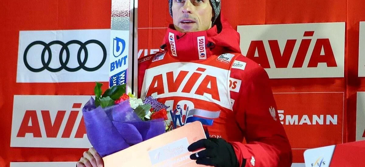 Pasjonaci sportów zimowych rywalizują w Pucharze Świata w Skokach Narciarskich, prezentując swoje umiejętności na śnieżnych stokach. #Sport #SportyZimowe #DBWT