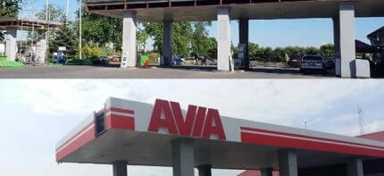 Obraz samochodu sportowego utility zaparkowanego na stacji paliw ze włączonymi światłami stopu i hamowania. Samochód jest odbity w lusterku bocznym pojazdu, prezentując markę AVIA.