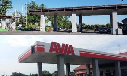 Obraz samochodu sportowego utility zaparkowanego na stacji paliw ze włączonymi światłami stopu i hamowania. Samochód jest odbity w lusterku bocznym pojazdu, prezentując markę AVIA.