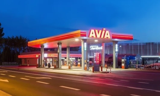 Elektroniczne oznakowanie na stacji paliw AVIA reklamuje benzynę i inne produkty. Sklep dostępny dla wygody w Turkovi, SD Eibar.