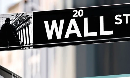 Polska tablica ze znakiem ulicznym Wall Street, wykonana w pogrubionej czcionce z numerem 20. Unikalny znak w ruchliwym mieście.