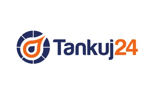 Czarno-pomarańczowe logo Tankuj24 na tablicy reklamowej. Zaoszczędź na paliwie w Tankuj24! #Polska #paliwo #zniżki