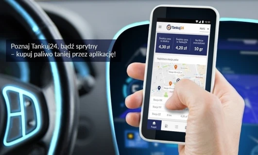 Tekst alternatywny obrazu: Urządzenie elektroniczne wyświetlające informacje o cenach paliwa i pobliskich stacjach benzynowych, promujące aplikację Tankuj24 do inteligentnego tankowania. Oszczędzaj pieniądze, tankując Pb95 za 4,20 zł za litr.