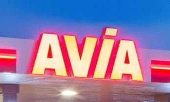 Logo AVIA wyświetlany na elektronicznym znaku dla reklamy SD Eibar. Wyraźny znak z marką AVIA.