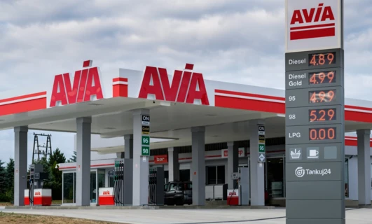 Stacja benzynowa z cenami paliwa wyświetlanymi na cyfrowych ekranach dla oleju napędowego, benzyny Gold i LPG. Słowa kluczowe to AVA, AVIA, FUR, ON, i Tankuj24.