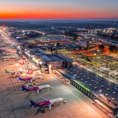Panoramiczny widok na lotnisko w Katowicach z różnymi liniami lotniczymi i samolotami na pasie startowym, centrum podróży lotniczej i inżynierii lotniczej. Witajcie w centrum transportowym dla fanów lotnictwa!