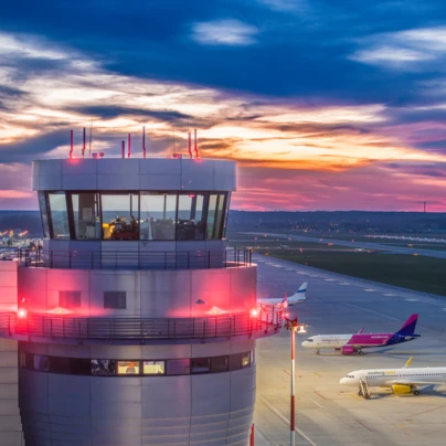 Samolot linii Vueling toczy się po pasie startowym na lotnisku, gotowy do startu. Inżynieria lotnicza w akcji. #podróżesamolotowe #lotnictwo